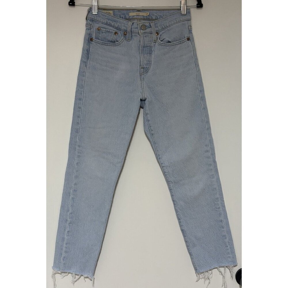 Levi’s Women’s Wedgie Straight Leg Jeans Light Wash Distressed Hem Size 25